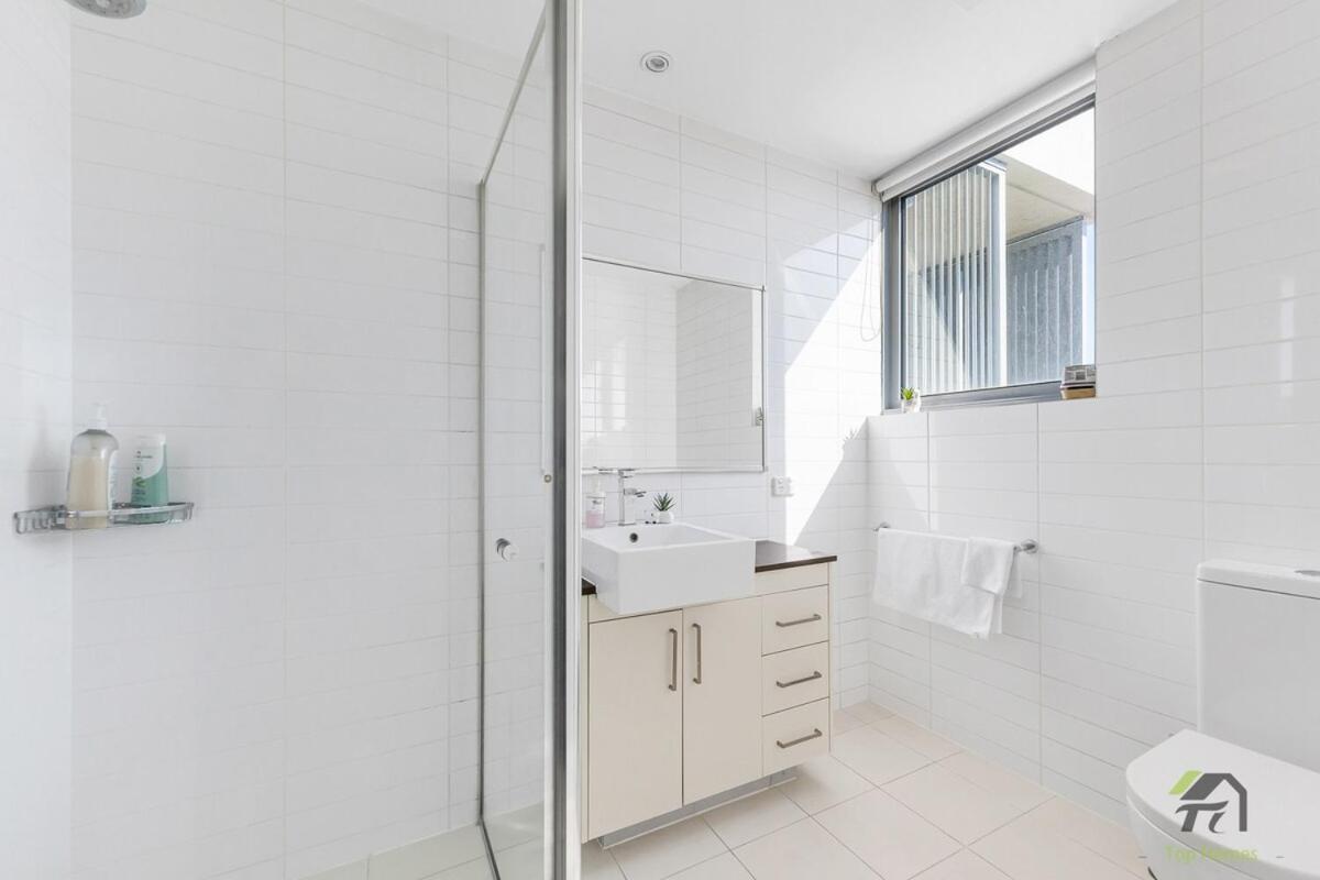 Convenient 2 Bedrooms In Parramatta Apartment
